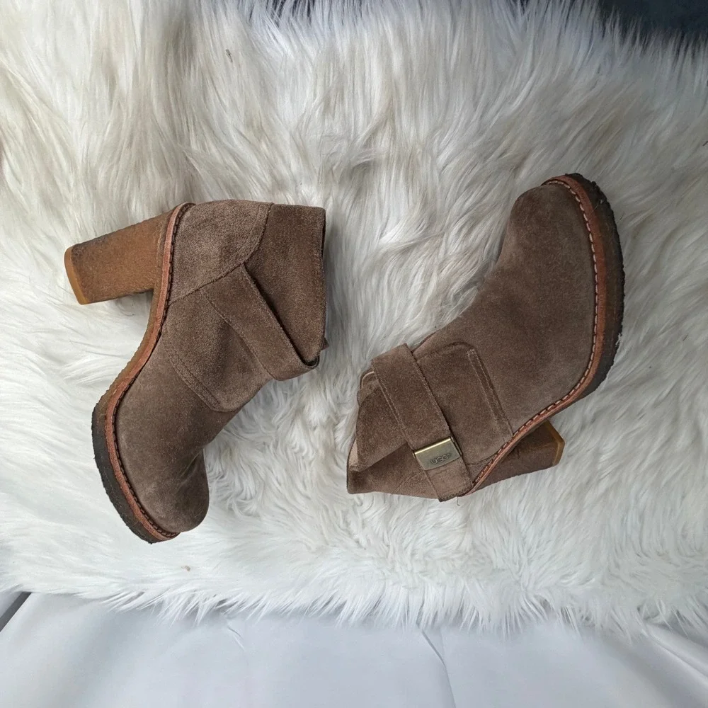 UGG Australia 3212 Brown Suede Heeled Ankle Boots Buckle Strap Sheepskin Lining